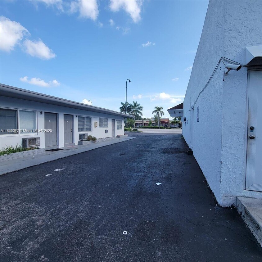 Foto principal - 6300 Miramar Pkwy