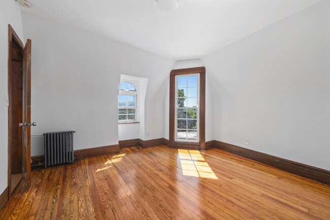 Building Photo - 15 Fort Charles Pl