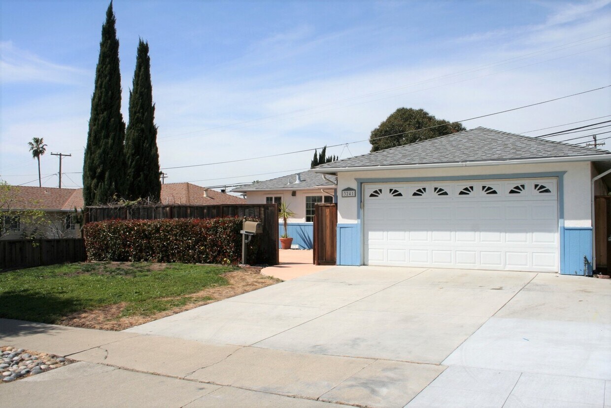Foto principal - 3 Bedroom Home- Laminate Floors- Central A...