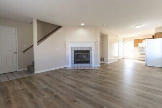 Building Photo - 2318-2318 Hollyhock Dr