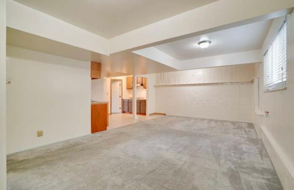 Primary Photo - 2300 Evergreen Dr