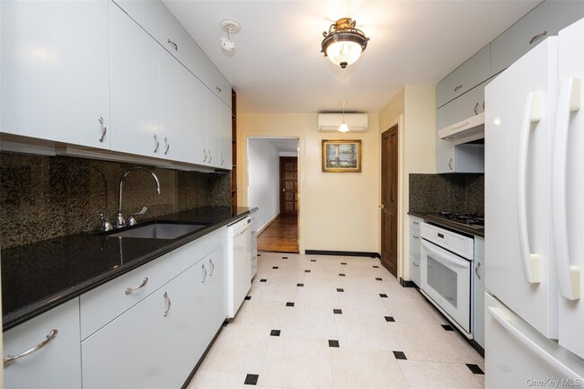Building Photo - 21-63 23rd Street Unit 2