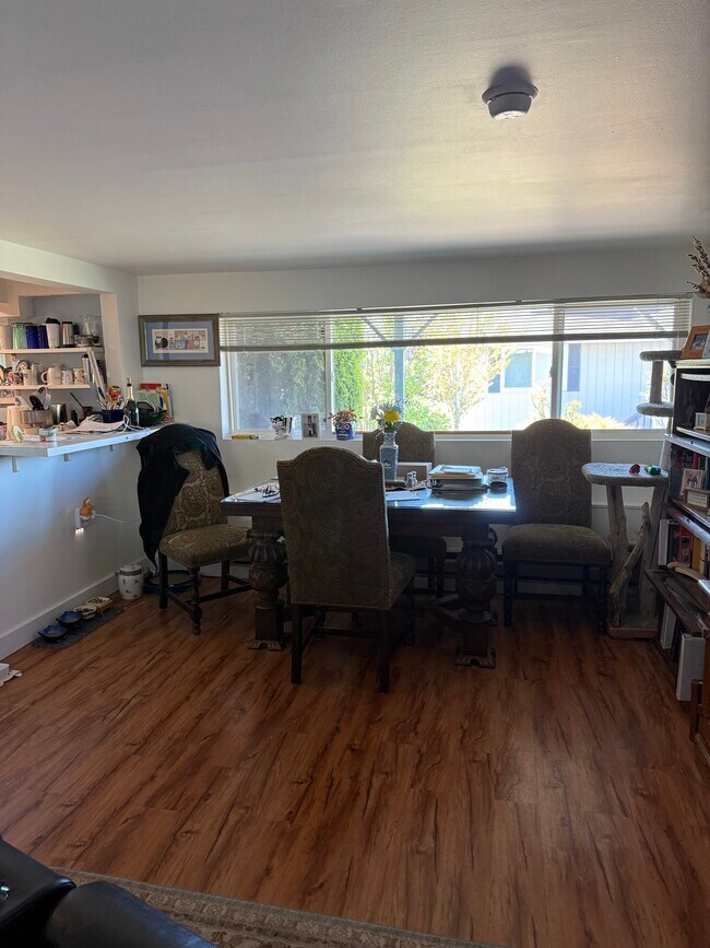 Área de comedor - 2832 W Mercer Way