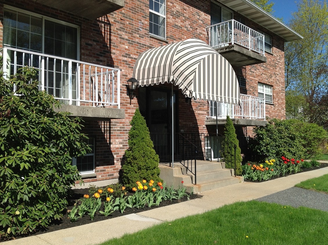 121 North St Unit 1, Medfield, MA 02052 Apartments in Medfield, MA