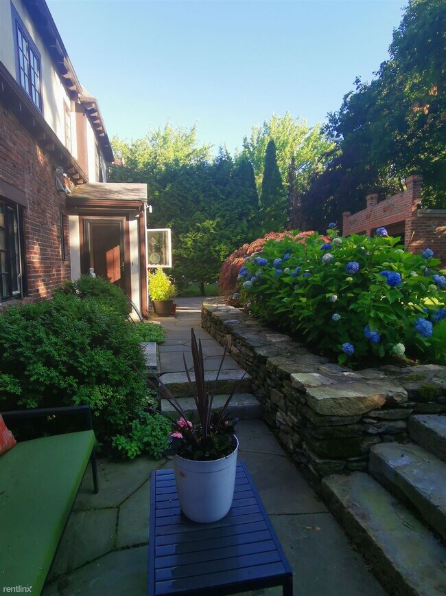 Foto del edificio - 3 br, 2.5 bath House - 10 Bellingham Rd