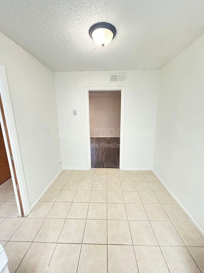 Building Photo - 811 Jackson Keller Rd