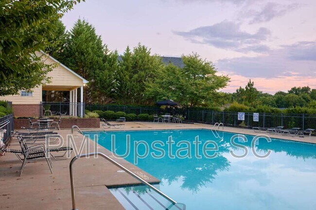 Foto del edificio - 457 Woodbark Ct
