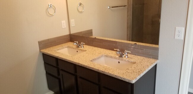 Foto del edificio - Immaculate 3 Bedroom/3 Bath Townhome Near Powers Corridor!