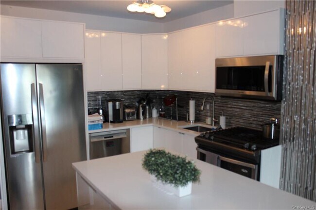 Building Photo - 666 Pelham Rd