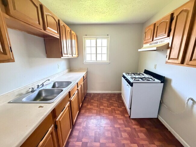 Building Photo - Fouplex 2 bedroom unit ready to move in in Castle Hill!