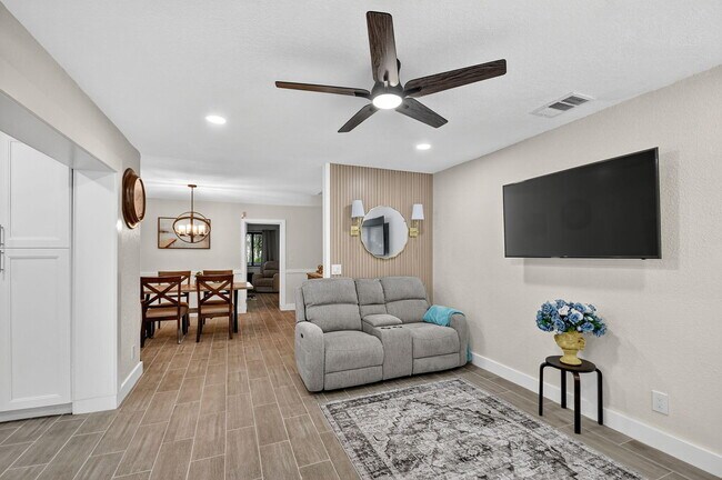 Building Photo - 5008 Parker Ave