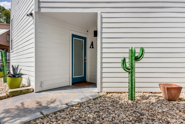 Building Photo - 1122 Bluebonnet Ln