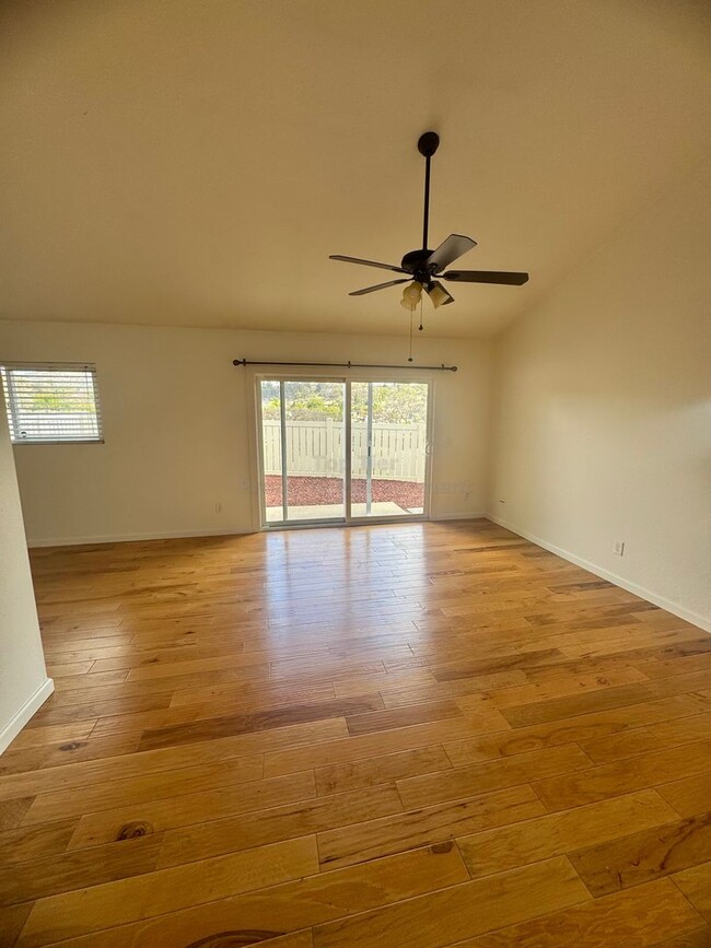 Building Photo - Charming single level 2 bed, 1 bath with b...