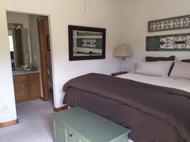 Tercer piso, dormitorio principal con baño - 103 Morningstar Cir