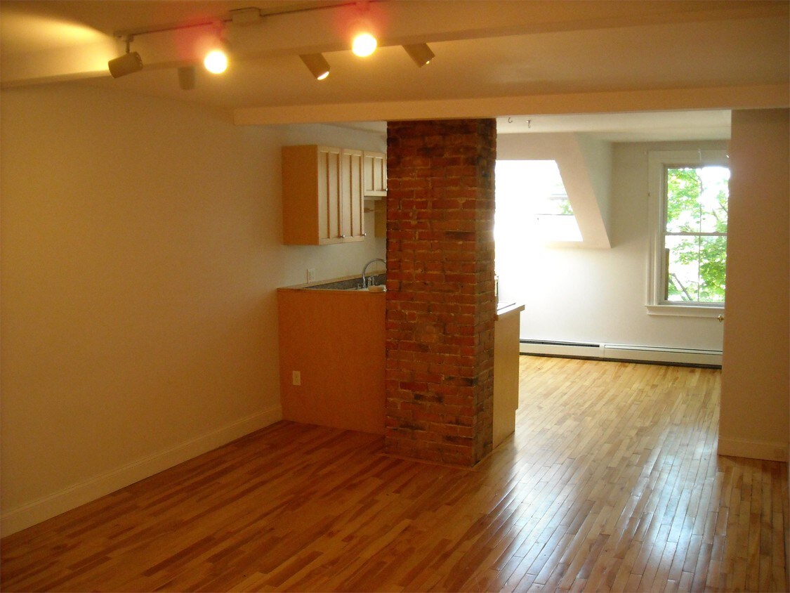 Primary Photo - 299 Brackett St