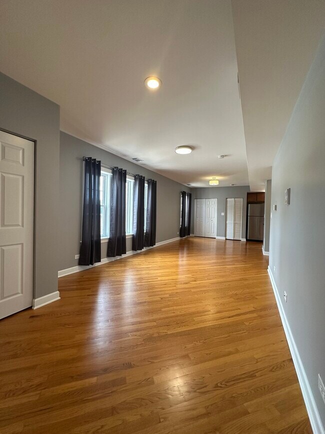 Foto del edificio - 5643 N Artesian Ave