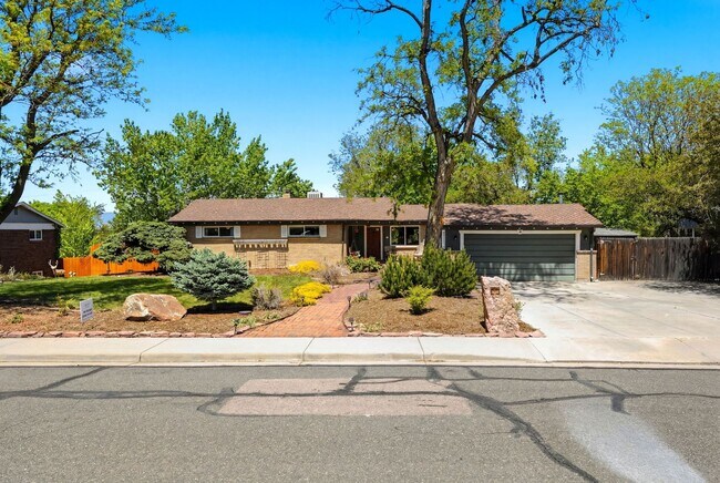 Foto del edificio - Sprawling 6 BR 4 BA Applewood Paradise - Live in Luxury with this Entertainer's Dream!