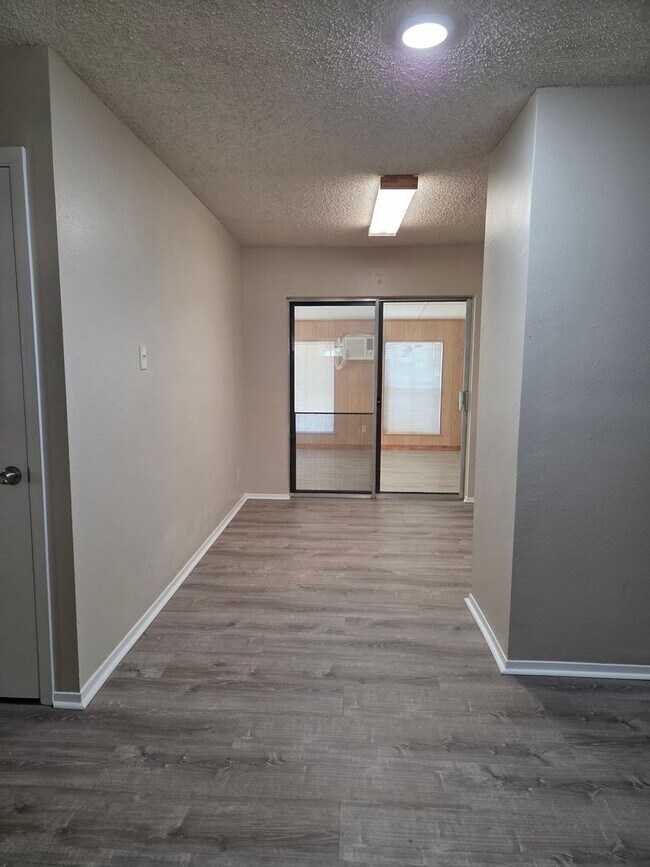 Building Photo - Spacious 4 Bedroom Ranch