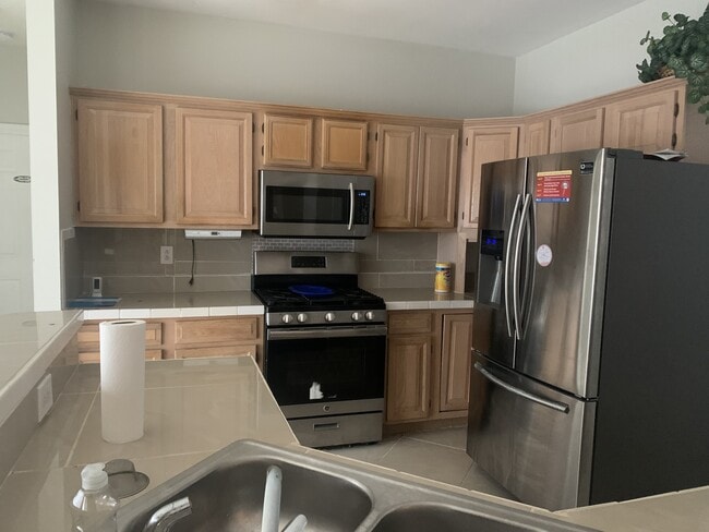 Building Photo - 551 COUNTRY CLUB Dr
