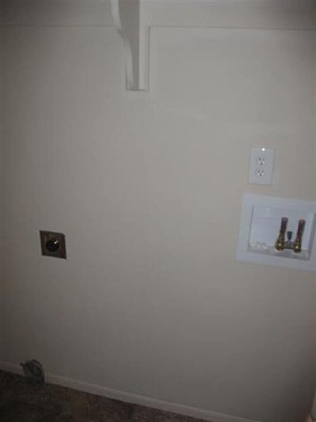 Building Photo - Stunning home in highly sought neighborhood!