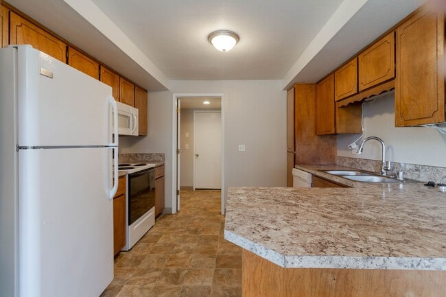 Building Photo - Charming 3 bedroom 2.5 bathroom Duplex cen...