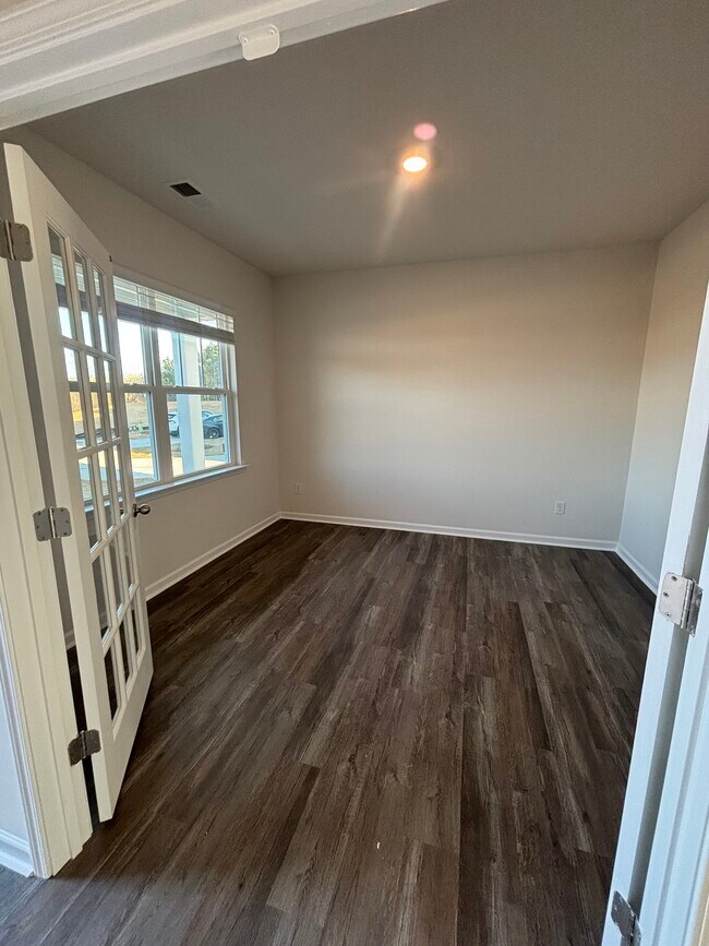 Oficina - 250 Giant Oak Ave