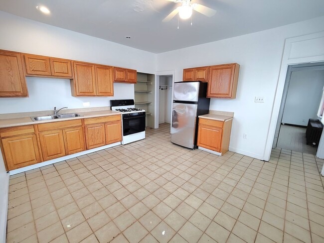 Building Photo - *Spacious 2BD/1BA Single-Family Home Available in Oakland*
