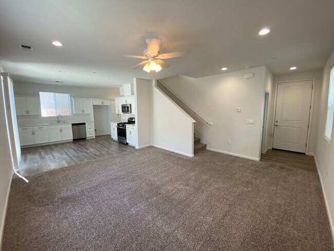Foto del edificio - Two-story home in NW Visalia home coming s...