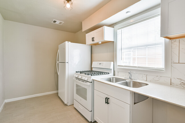 Kitchen with full sized fridge - 5017 Boicewood St