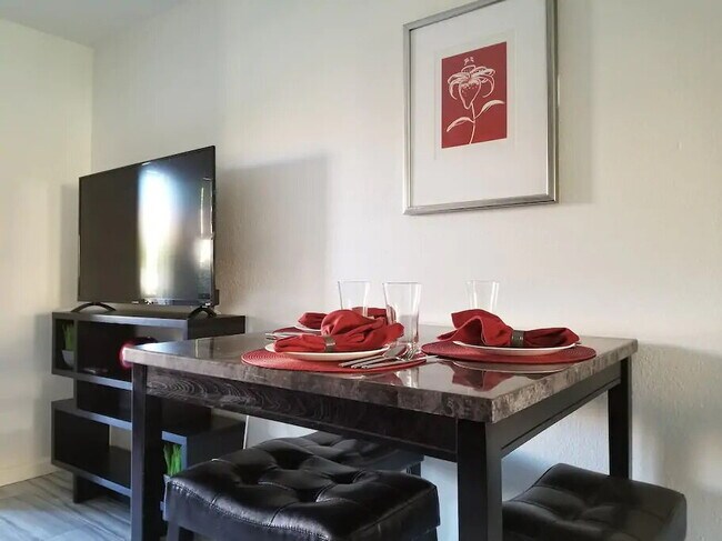 Foto del edificio - FULLY FURNISHED RESORT STYLE LIVING WITH MOUNTAIN VIEWS MOVE IN TODAY