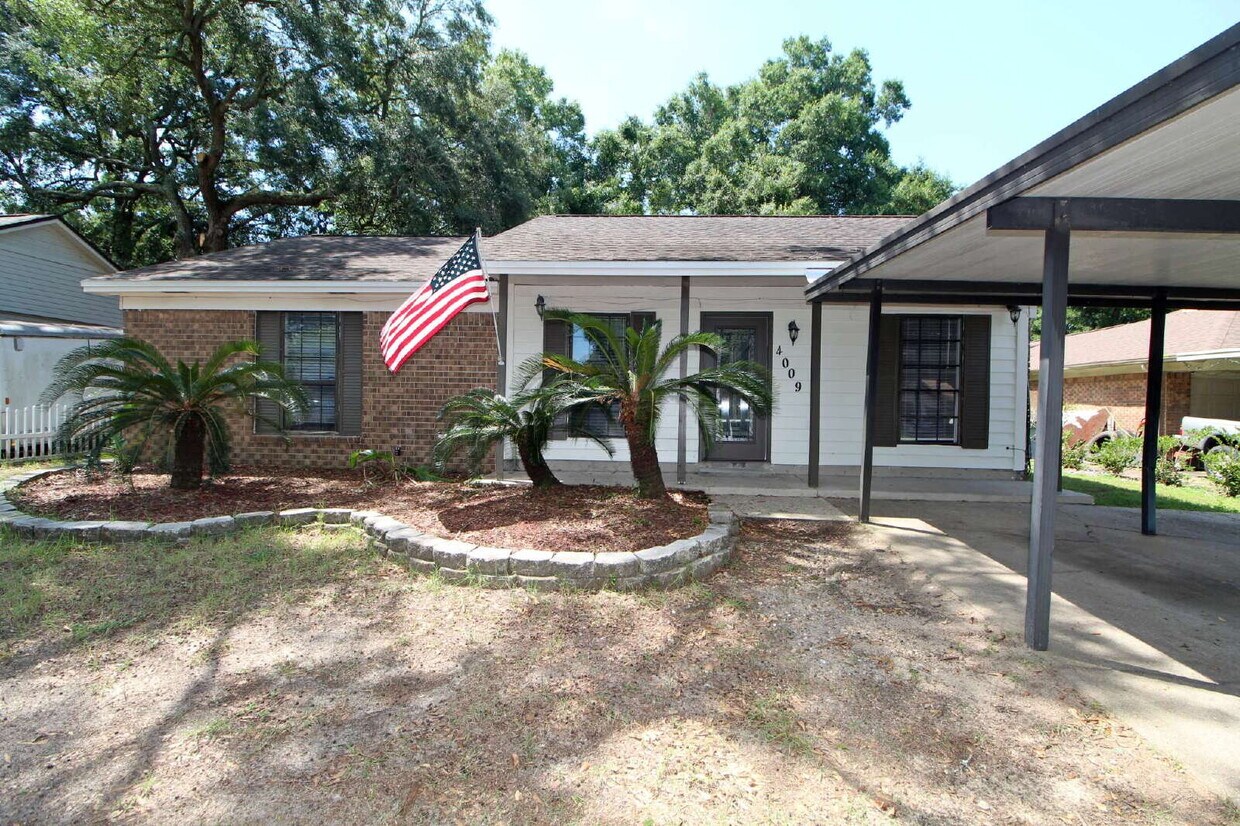 Foto principal - Updated 3/2 Brick Home in Northeast Pensac...