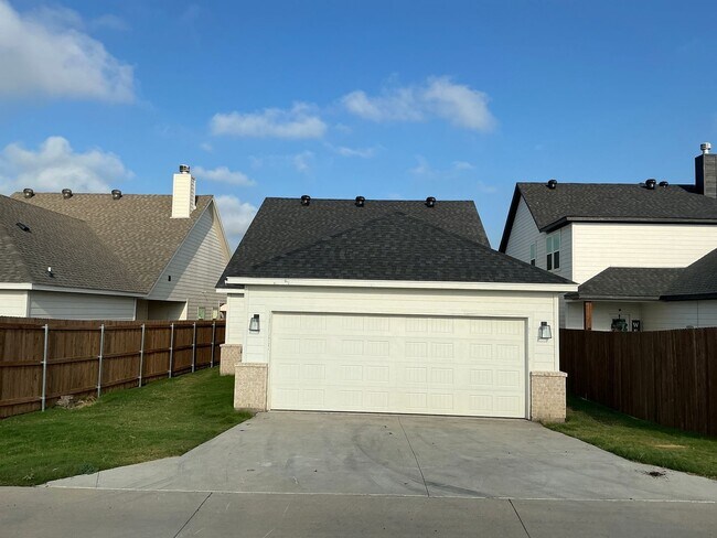Foto del edificio - Coming Soon!! 3/2/2 + AFFORDABLE + PETS WELCOME