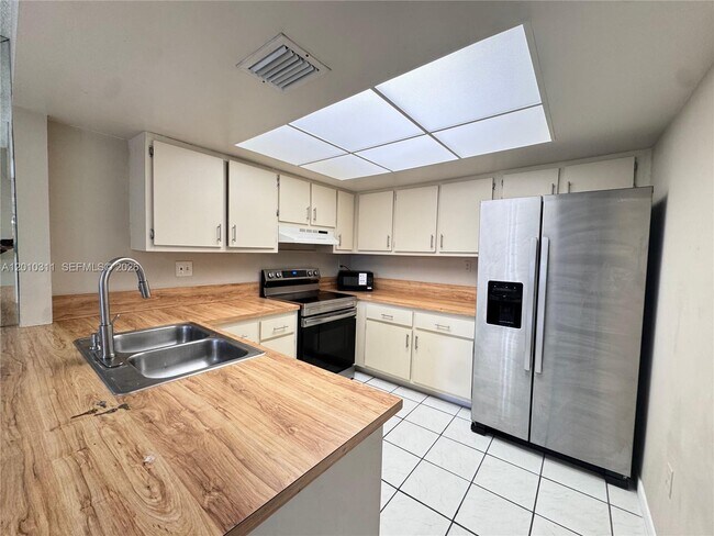 Foto del edificio - 10893 NW 7th St