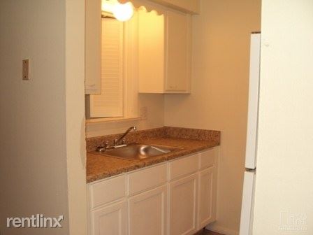 Building Photo - 2835 W Kilbourn Ave