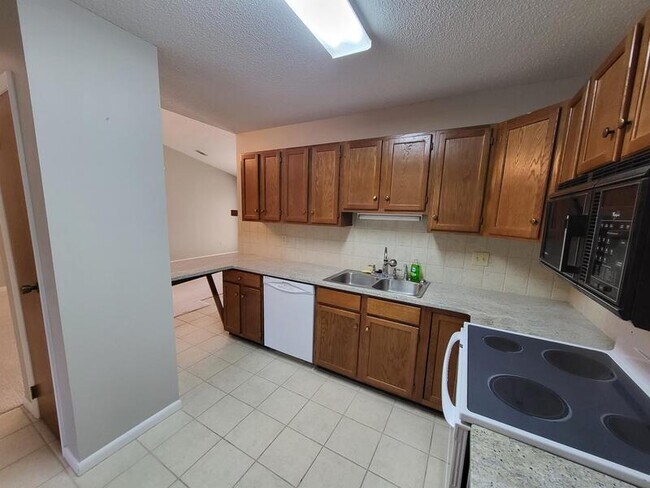 Building Photo - 147 King Edward Way