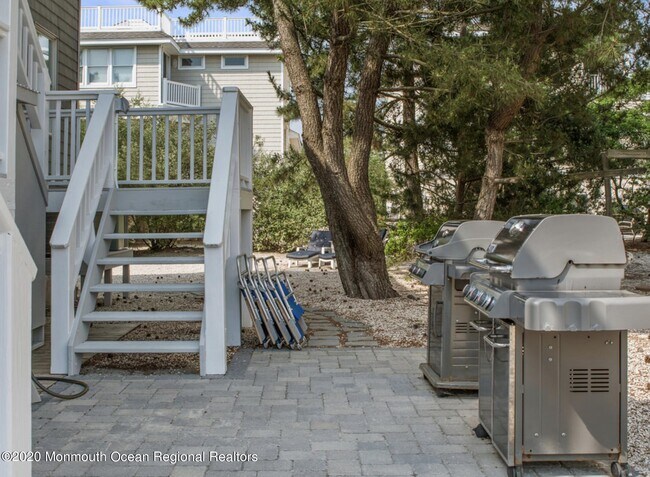 Building Photo - 9 E Mercer Ave