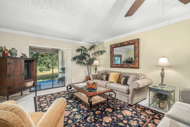 Foto del edificio - 3833 Edgewater Dr