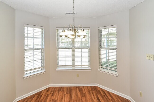 Foto del edificio - 4102 Ravenwood Dr N