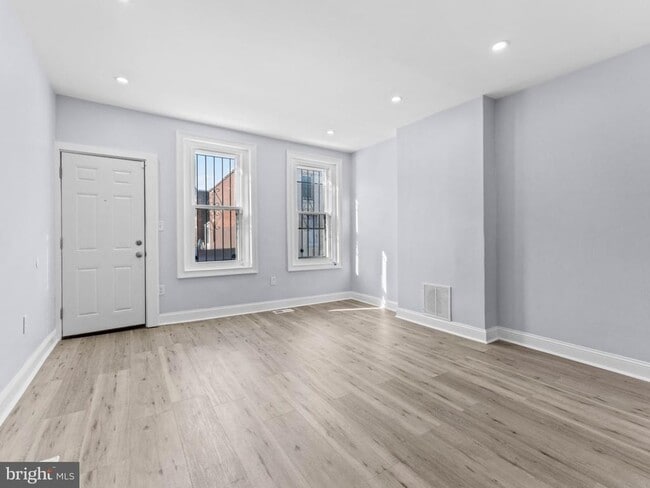 Building Photo - 1839 E Clementine St