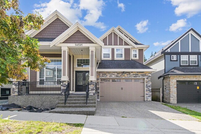 Photo du bâtiment - 7 Bed, 5.5 Bath House for Rent in Surrey!