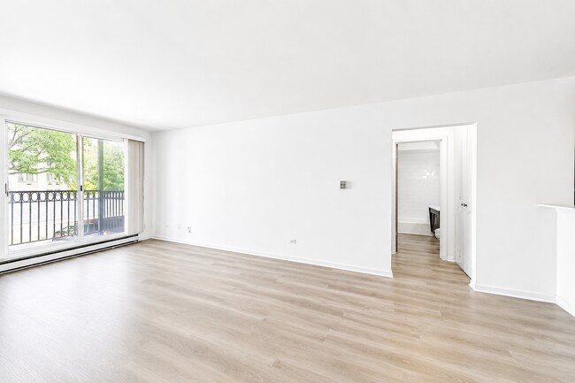 Foto del edificio - Spacious Rehabbed 1-Bedroom at The Vine | Private Balcony + Parking