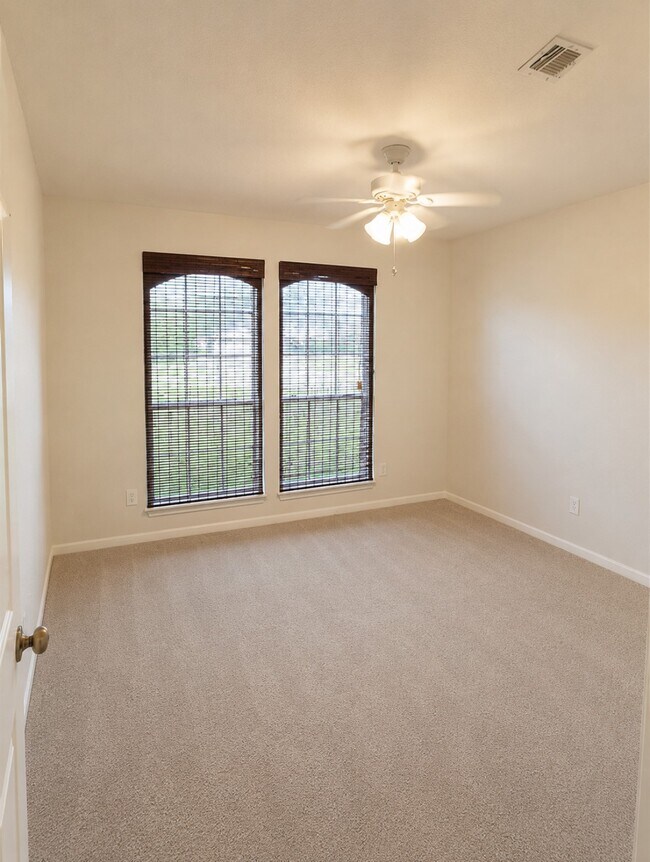 Foto del edificio - 15154 Kingsbridge Way