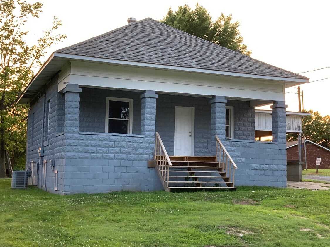Primary Photo - 715 Dearborn St
