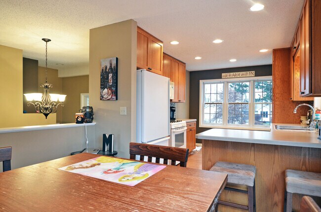 Building Photo - Beautiful 4-Bed 2-Bath Home in Eagan! Larg...