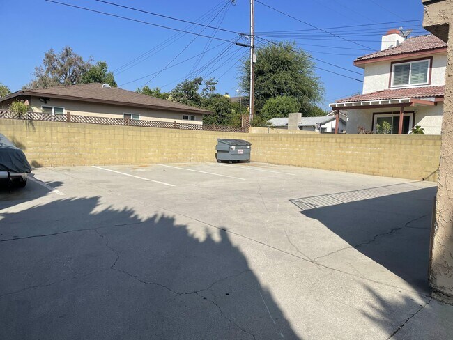 Foto del edificio - 6029 Primrose Ave