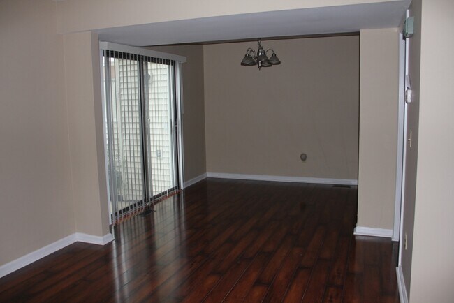 Foto del edificio - 649 Summer Winds Ln