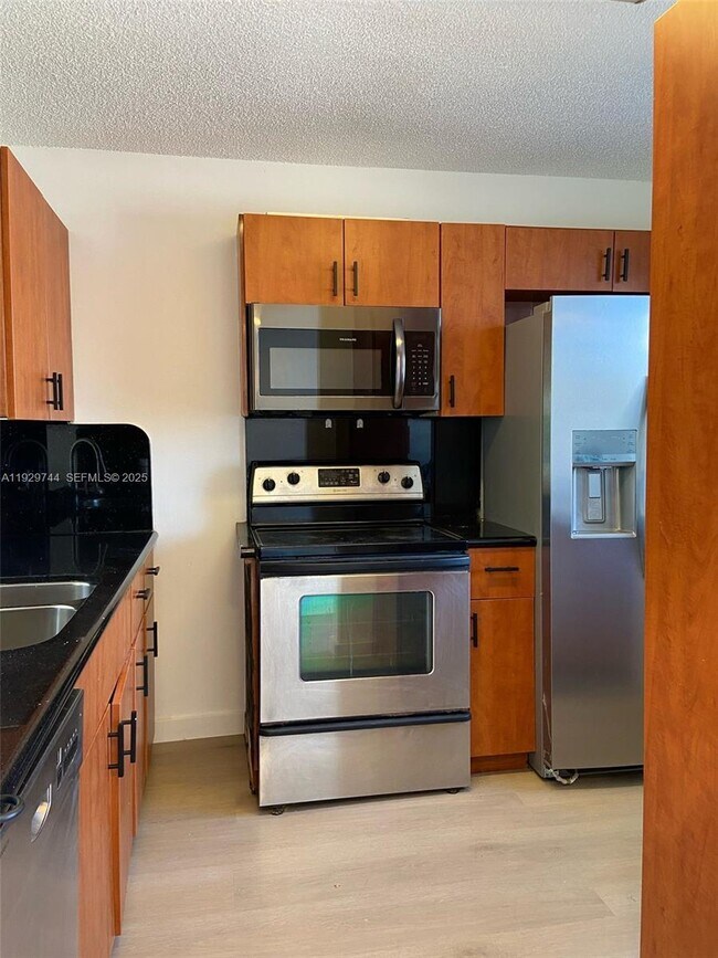 Foto del edificio - 8740 N Sherman Cir