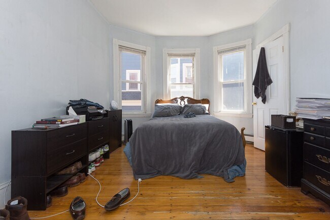 Foto del edificio - 3 Bed / 1 Bath on Hillside St | Mission Hill | 9/1