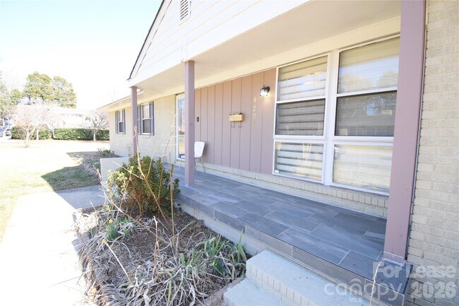 Foto del edificio - 4201 University Dr