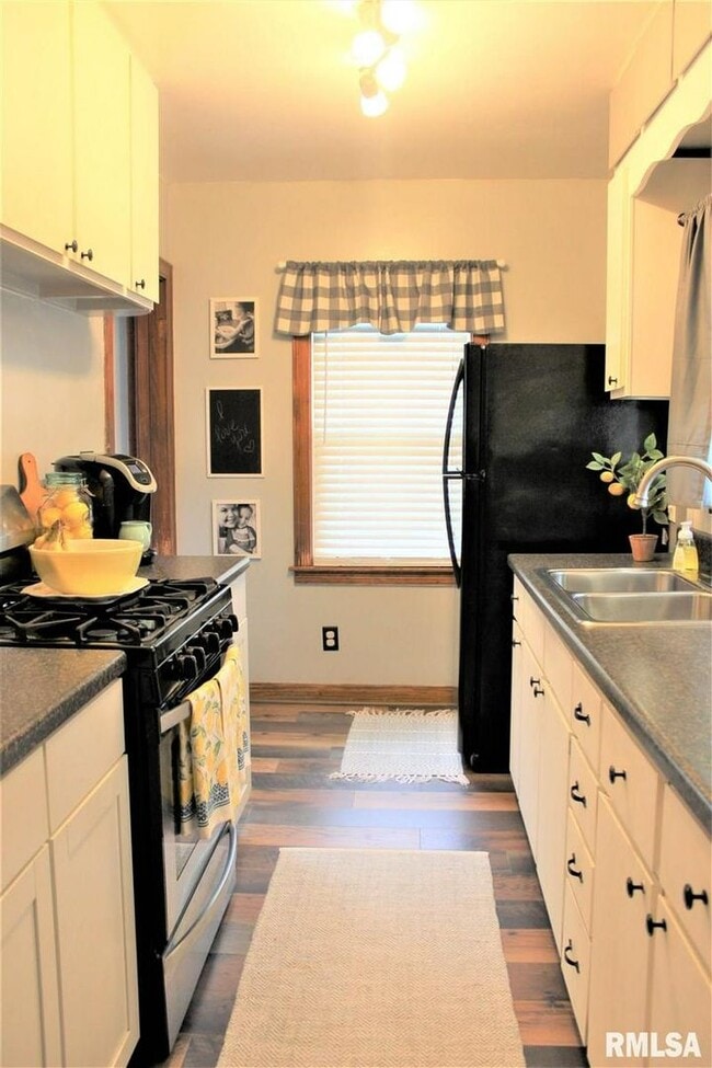 Building Photo - 3 bedroom in the Heart of Moline